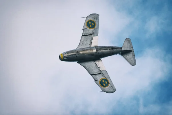 J 29 Tunnan en el aire en el airshow en el aeropuerto de Orebro —  Fotos de Stock