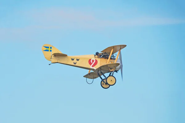 Avion Vintage Tummelisa dans le spectacle aérien à l'aéroport d'Orebro — Photo
