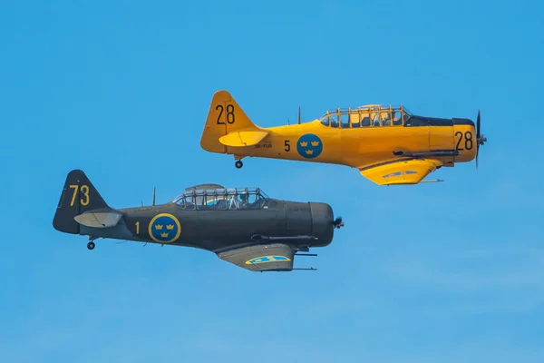 Twee Sk 16 in een dogfight in de airshow in Örebro airport — Stockfoto