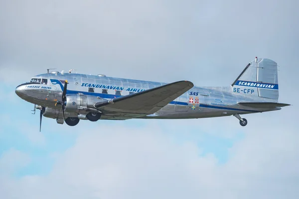 DC 3 Margarida em metálico no show aéreo no aeroporto de Orebro — Fotografia de Stock