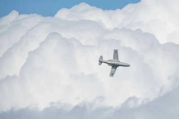 SK 60E SAAB 105 en la exhibición aérea en el aeropuerto de Orebro —  Fotos de Stock