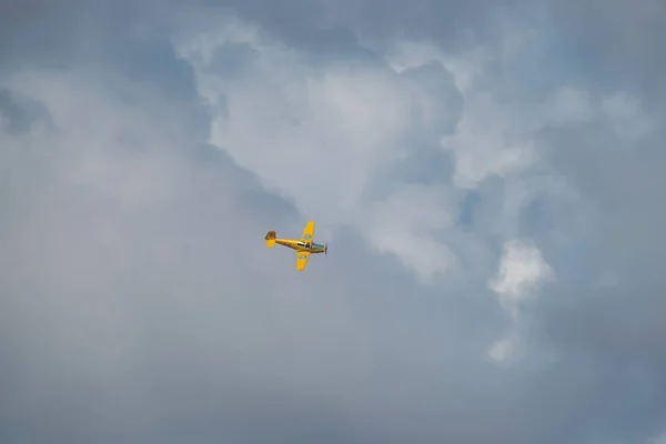 Grupo de amarillo SK 50 en formaciones en la exhibición aérea en el aire Orebro — Foto de Stock
