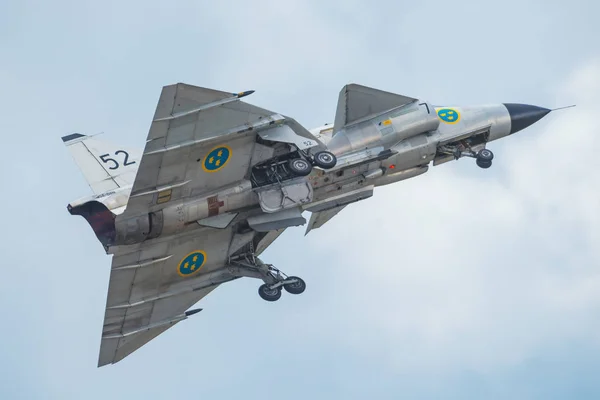 Взлет с AJS 37 Viggen на авиашоу в аэропорту Оребро — стоковое фото