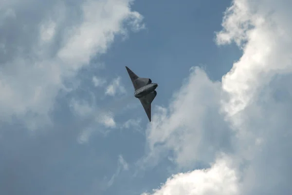 SAAB Draken en la exhibición aérea en el aeropuerto de Orebro — Foto de Stock