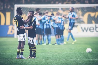 Chinedu Obası ve Nicolas Stefanelli (AIK) futbol derby b