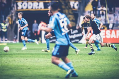 Jonas Olsson AIK arasında futbol Derby saldırının başlangıç 