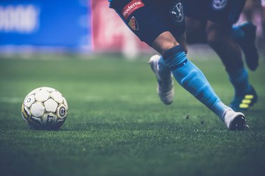 Oyuncu ayak ve bacaklarda AIK arasında futbol derby, closeup 