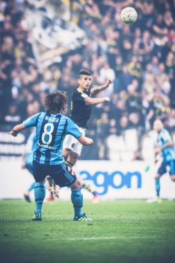 Kevin Walker (DIF) ve Nilcola Sefanelli (AIK) futbol derby karakterler