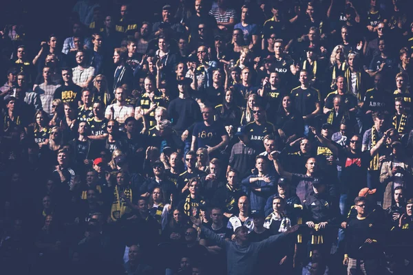 AIK aficionados en el derby de fútbol entre AIK y DIF en Allsvenskan — Foto de Stock