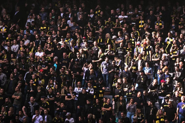 AIK rajongók a labdarúgás Derby-Aik és az Allsvenskan Dif között — Stock Fotó