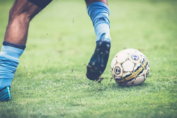 Closeup de jogadores DIF pernas e pés com bola no der futebol — Fotografia de Stock