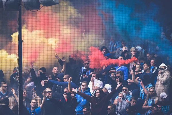 Djurgarden rajongók a labdarúgás Derby-Aik és Dif-Allsv között — Stock Fotó