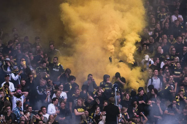 AIK aficionados en el derby de fútbol entre AIK y DIF en Allsvenskan — Foto de Stock