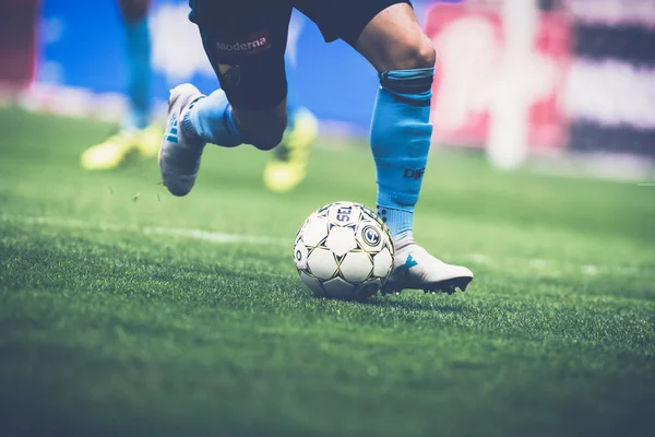 Primer plano de los pies y piernas del jugador en el derby de fútbol entre AIK —  Fotos de Stock