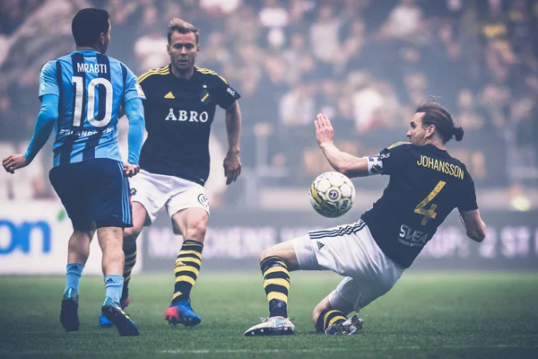 Kerim Mrabti (DIF) ve futbol Derby Nils Johansson (AIK) 