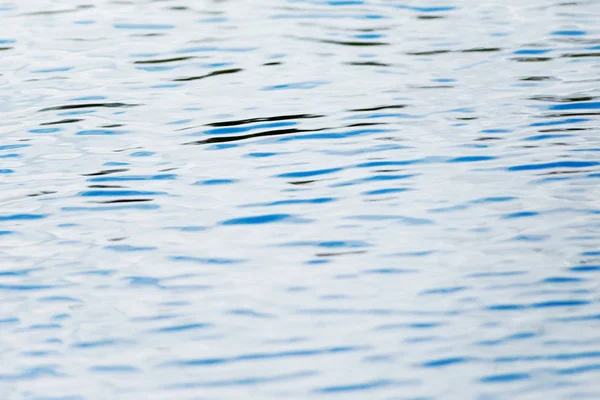 Ondulaciones en una superficie de agua azul —  Fotos de Stock