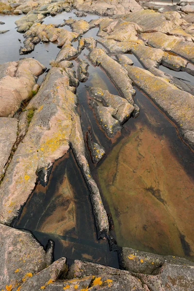 Grandes estruturas rochosas longas no mar báltico — Fotografia de Stock