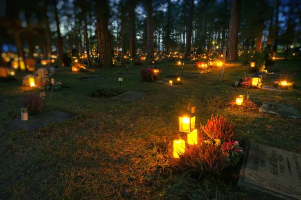 Candlelights at the graves at the Woodland cemetary or Skogskyrk — Stock Photo, Image