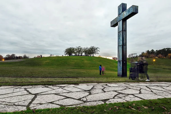 A grande cruz de granito em Skogskyrkogarden fora de Estocolmo — Fotografia de Stock