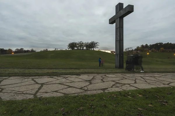 Büyük granit cross Skogskyrkogarden Stockholm dışında adlı