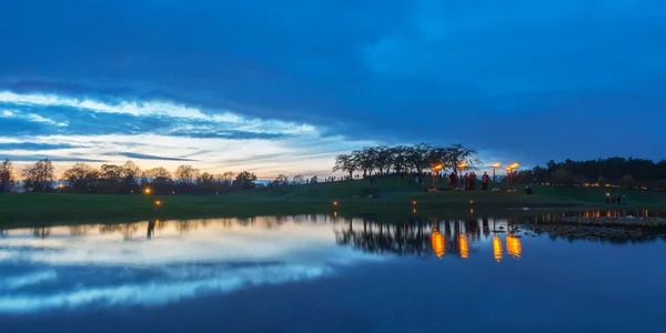 Panoramatické viev Woodland hřbitov v rybníku s požáry l — Stock fotografie