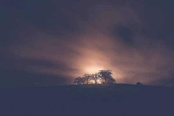 Woodland cimetière à l'extérieur de Stockholm avec ciel dramatique et som — Photo