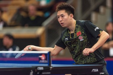 Fang Bo (Çin) karşı masada Kristian Karlsson (İsveç) 