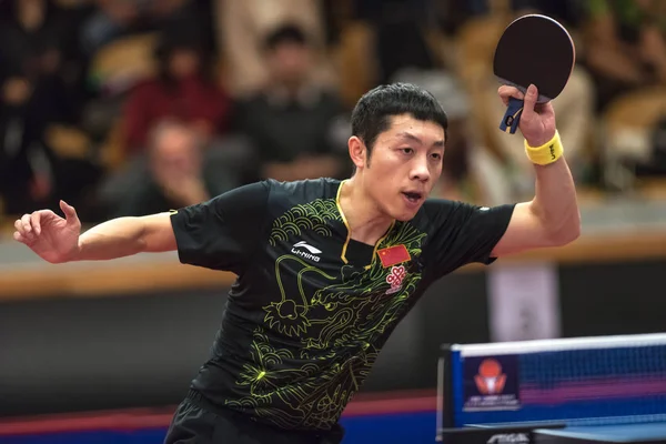 Xu Xin (China) contra Tomokazu Harimoto (Japón) en la mesa te — Foto de Stock