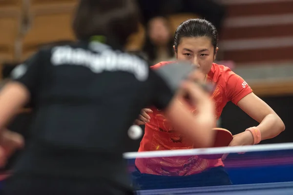 Ding Ning (Cina) contro Zhang Qiang (Cina) al tavolo tenni — Foto Stock