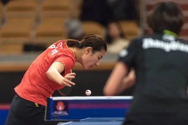 Ding Ning (Cina) contro Zhang Qiang (Cina) al tavolo tenni — Foto Stock