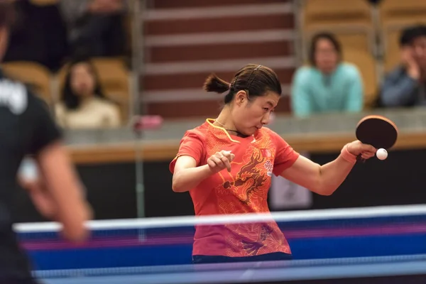 Ding Ning (Cina) contro Zhang Qiang (Cina) al tavolo tenni — Foto Stock