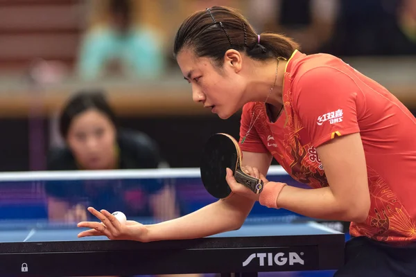 Ding Ning (Cina) contro Zhang Qiang (Cina) al tavolo tenni — Foto Stock