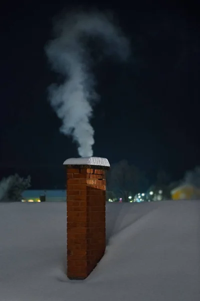 Chaminé com fumaça branca durante uma noite fria de inverno — Fotografia de Stock