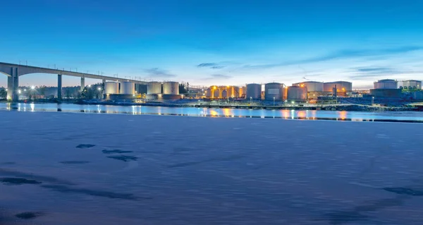 Панорамний вид на нафтопромисловий комплекс взимку на березі — стокове фото