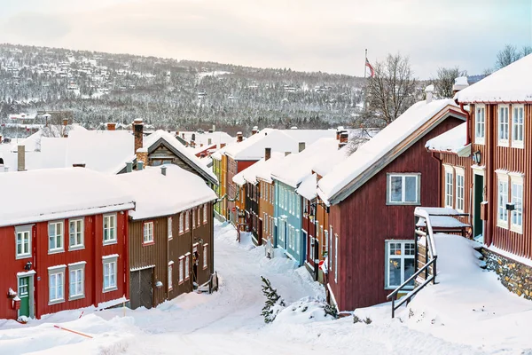 Kleurrijke gebouw gevels op een straat bedekt met sneeuw tijdens overwinning — Stockfoto