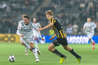 Orta saha oyuncusu Kerim Mrabti (DIF) Juhani Ojala karşı (th Hacken)