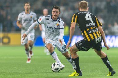 Orta saha oyuncusu Kerim Mrabti (DIF) Juhani Ojala karşı (th Hacken)