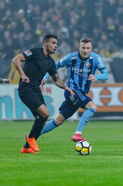 Solna, İsveç, Mart, 18, 2018: Ahmed Yasin (AIK) Djurgarden orta saha Fredrik Ulvestad içinde Svenska cupen yarı final geçmek çalışın.