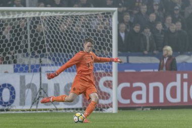 Solna, İsveç, Mart, 18, 2018: AIK kaleci Oscar Linner topu Svenska cupen yarı final çekim.