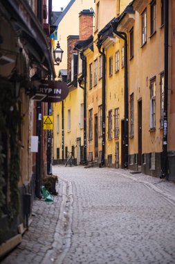 Stokholm, İsveç, Nisan, 1, 2018: Prastgatan sarı ve turuncu cephe eski şehir Stockholm ile gri bahar günü sırasında.