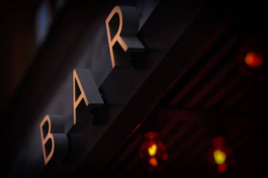 Odak arka planda altın ve kırmızı ışıklar harfler çubuğunda abone. Akşam duygu