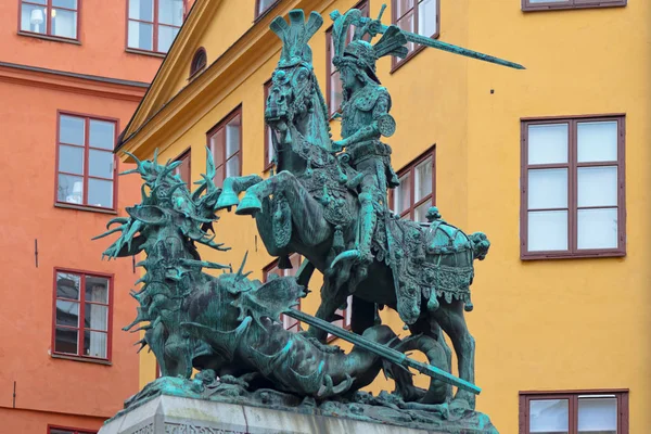 ゴランとストックホルム旧市街の Kopmantorget にドラゴンのストックホルム スウェーデン 2018 ブロンズ像 — ストック写真