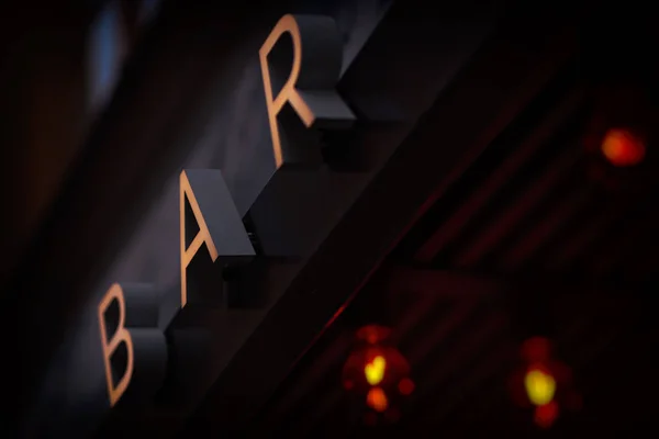 Firma Con Las Letras Bar Oro Luces Rojas Desenfoque Fondo —  Fotos de Stock