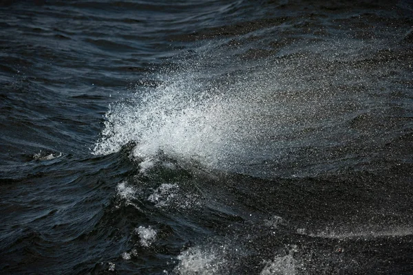 Närbild Rasande Vattnet Blåsiga Förhållanden Efter Båten Vattensprutor Vinden — Stockfoto