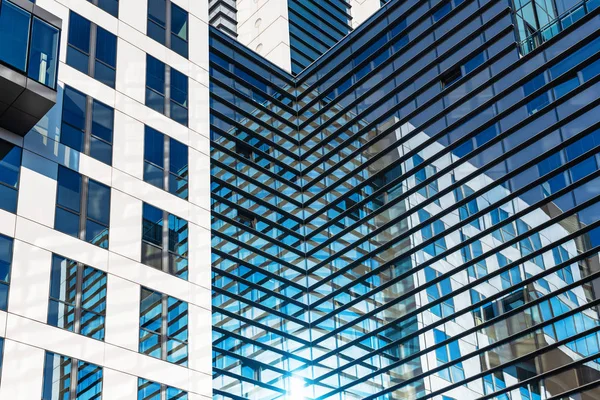 Zicht op het glazen gebouw Bundesrechenzentrum met reflecties Stockfoto