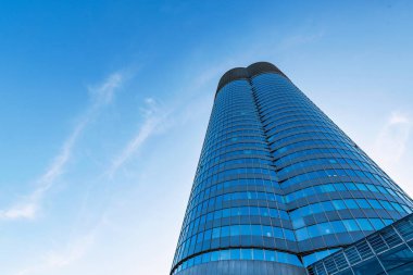 Donau kıyısında maviler içinde yeni Milenyum Kulesi