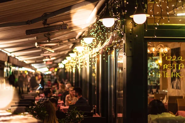 Viena Nachmarkt durante una noche de otoño, muchos restaurantes pequeños — Foto de Stock