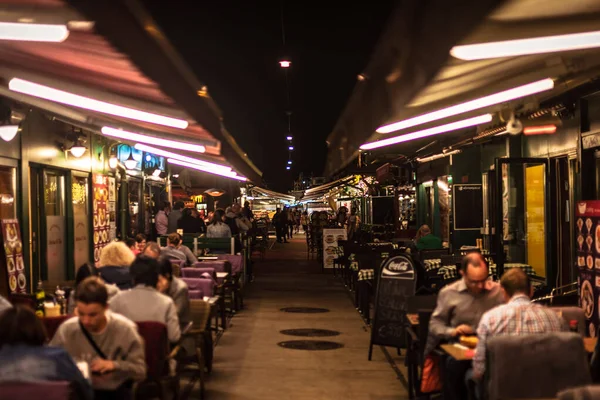 Viena Nachmarkt durante una noche de otoño, muchos restaurantes pequeños — Foto de Stock