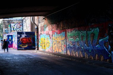 Donau Kanalı kıyısındaki Donaustrasse 'de duvar yazısı.