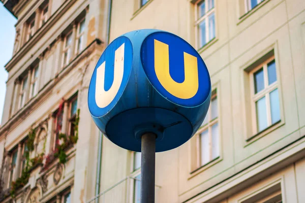 U-bahn skylt vid Schwedenplatz i Wien — Stockfoto